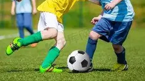 “B费独揽三球 曼联4-1胜皇家社会晋级欧联杯八强”