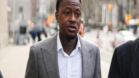 “枪手遇红军激战未分胜负，主场战平再现精彩对决”